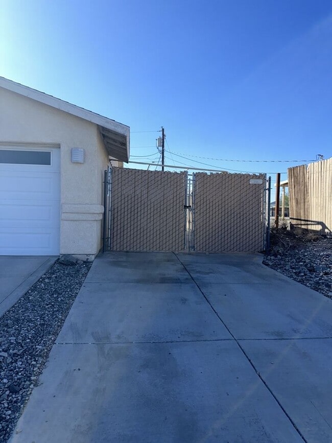 Building Photo - Unfurnished Pool Home