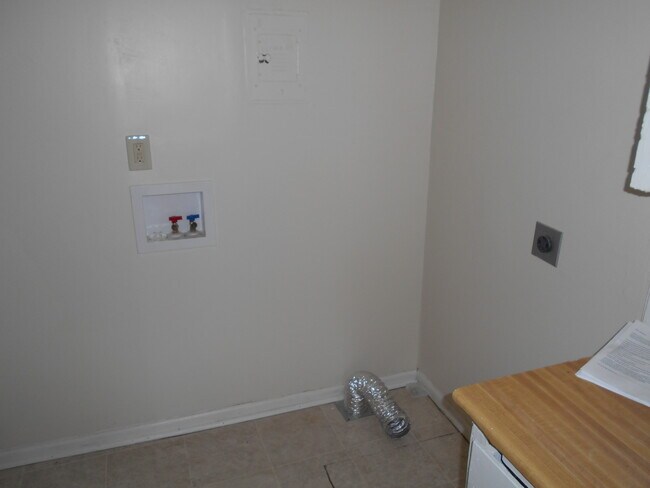 Building Photo - 804 S Crestway St