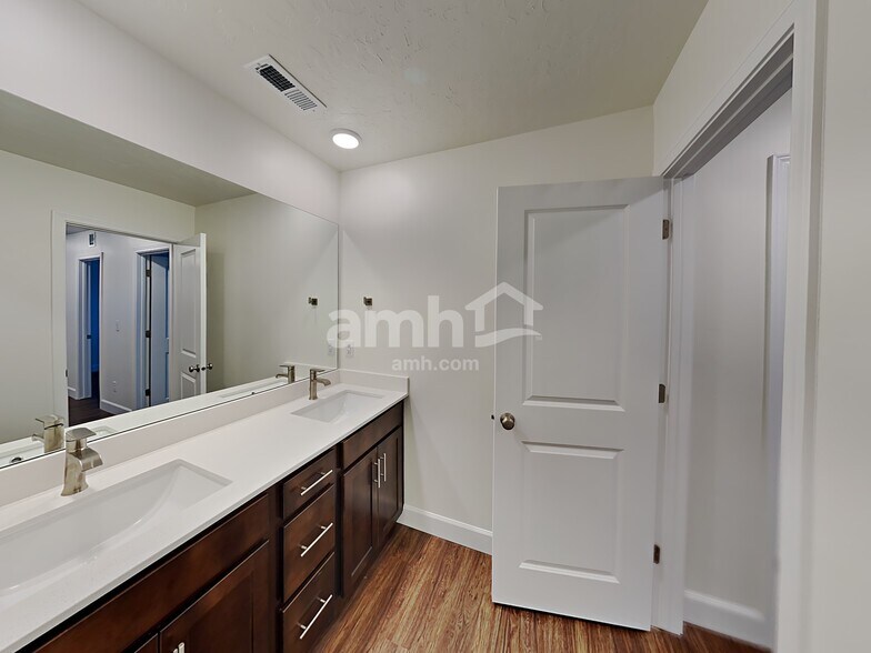 Building Photo - 6818 N Silver Gate Dr