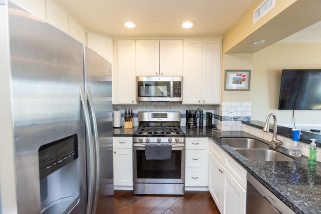 Building Photo - Beautiful 3 bed / 2.5 bath / 1,150 sqft Town Home in walking distance to Vista Village