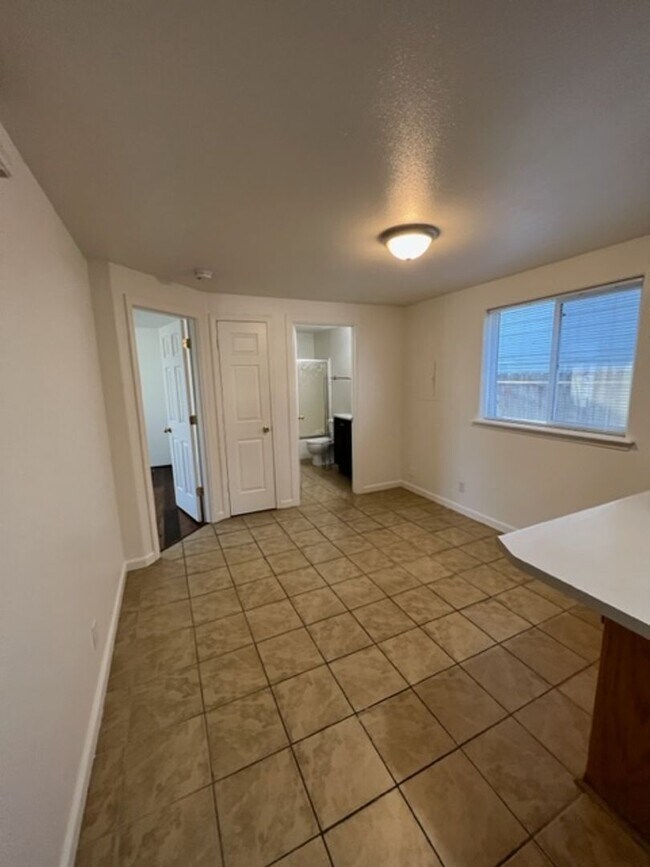 Building Photo - 710-710 Cedar St