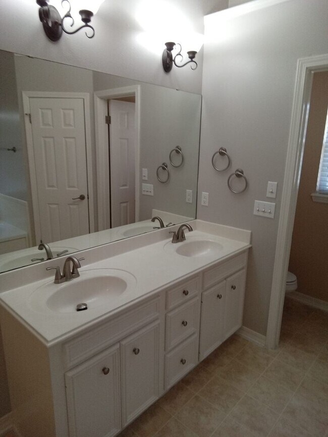 Building Photo - South Bossier Beauty!