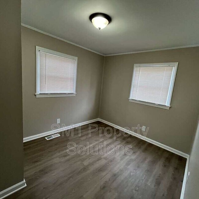 Building Photo - 702 Ross Ave