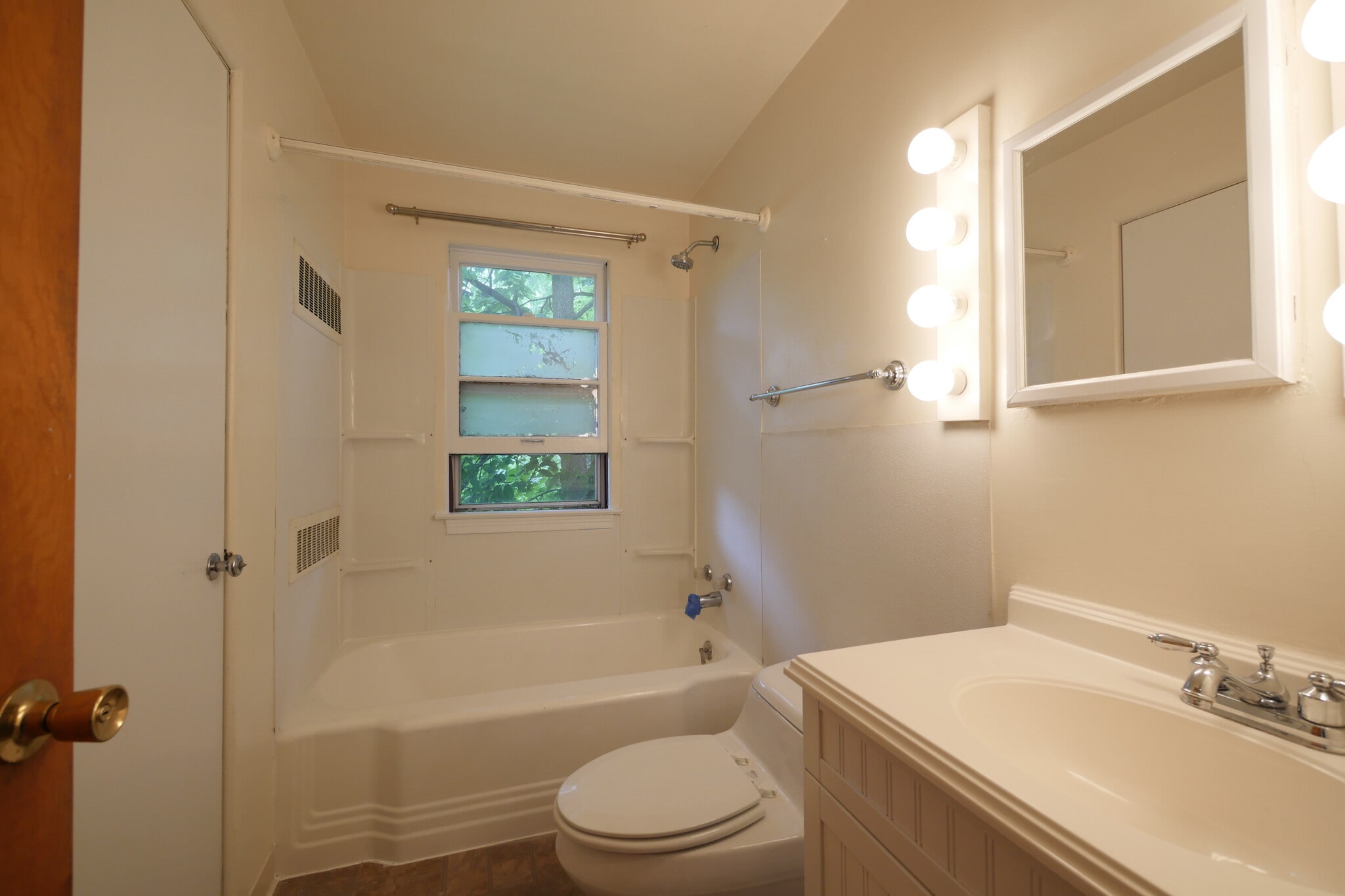 Full bathroom tub & shower vanity - 717 W S St