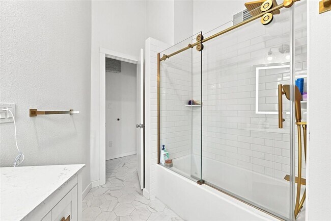 Building Photo - Remodeled Mid-Century 3-Bedroom, 2.5-Bath Home in a Highly Desirable Boise Neighborhood