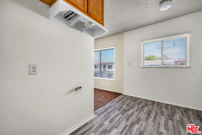 Building Photo - 1095 W 39th St