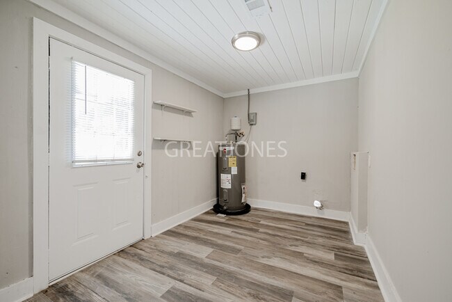 Building Photo - Charming 2 Bedroom in LaGrange!