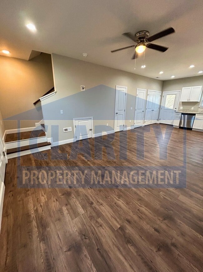 Building Photo - Modern townhome!