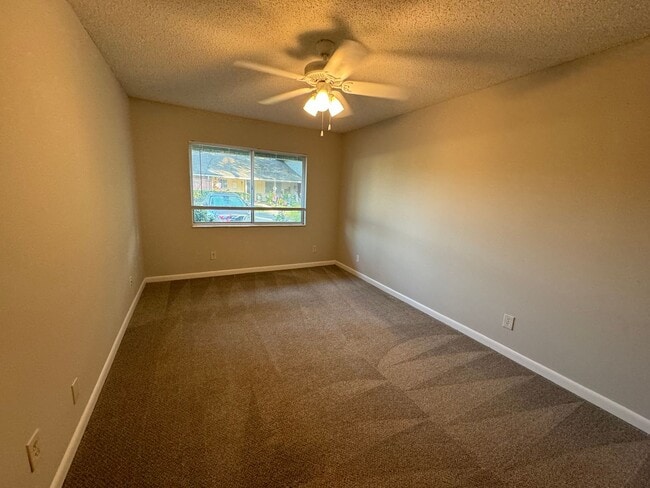 Building Photo - RENOVATED 3/2 TOWNHOUSE MOVE IN READY!