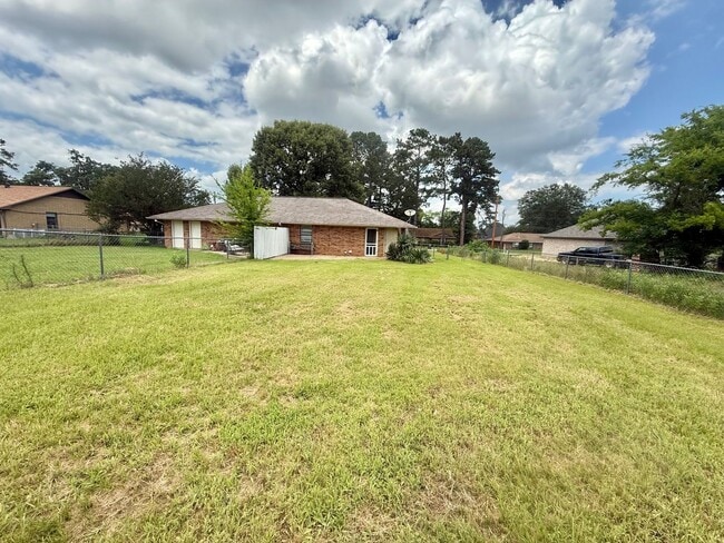 Building Photo - 2-bed/1-bath in Flint!