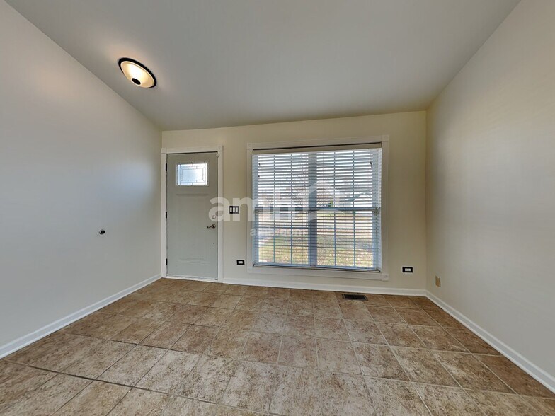 Building Photo - 915 Mission Blvd