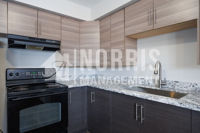Building Photo - Convenient, Beautifully Updated Space Available Now!