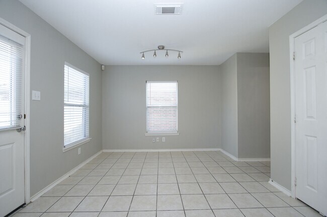 Building Photo - 18926 Piney Way Dr