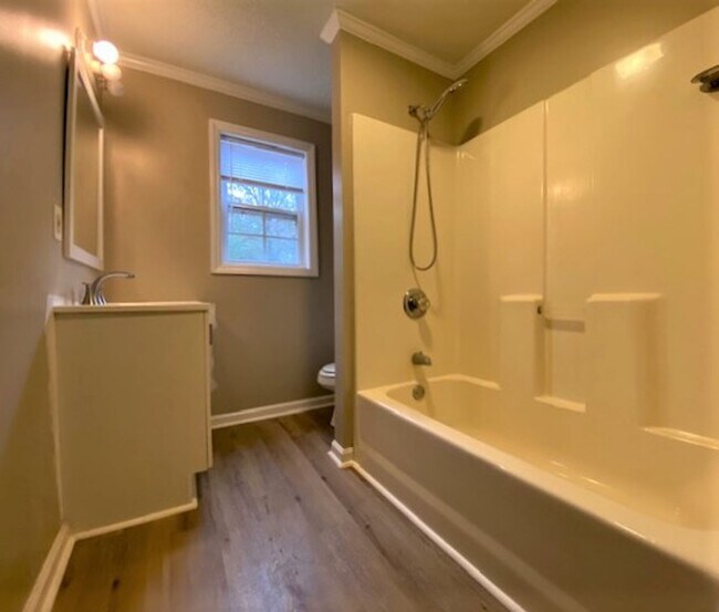 Building Photo - 1/2 MONTH OFF * 2-Bed 1 bath | 5 Minutes to Downtown)