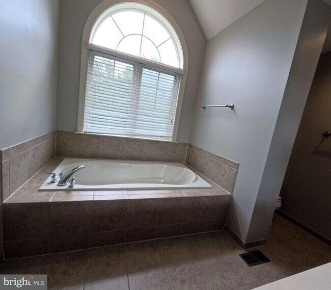 Building Photo - 957 Pinehurst Dr