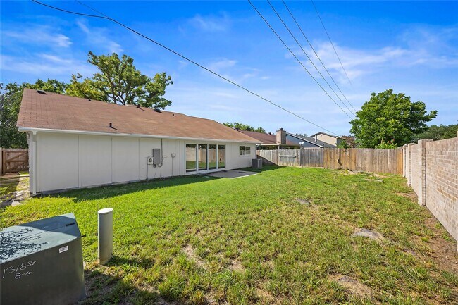Building Photo - 10814 Village Trail Dr