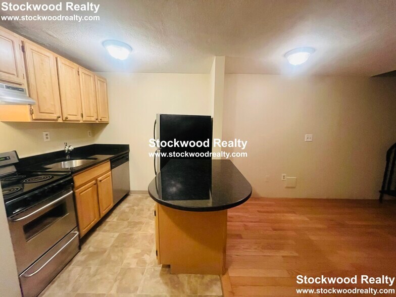 Building Photo - 382 Dorchester St