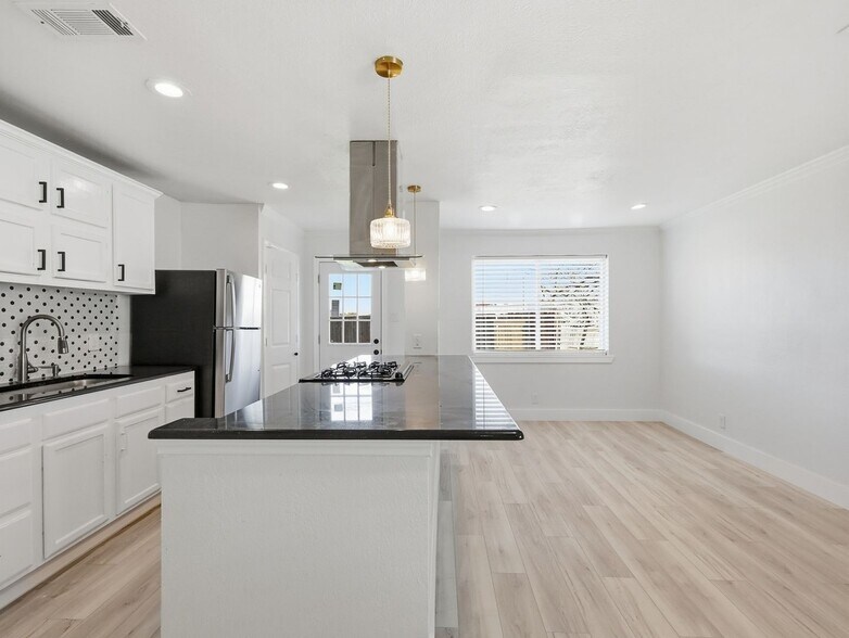 Building Photo - 1002 Mardi Gras Ln