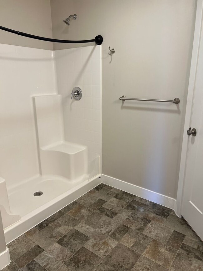 Building Photo - Cute and Spacious! Available Now! Month to Month Accepted