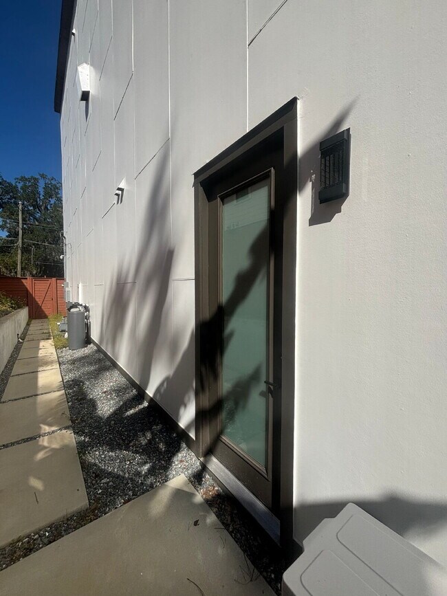 Building Photo - 1Bd/1Ba in the HEART of Midtown! FULLY FURNISHED! Perfect for travelling Nurses or Students!