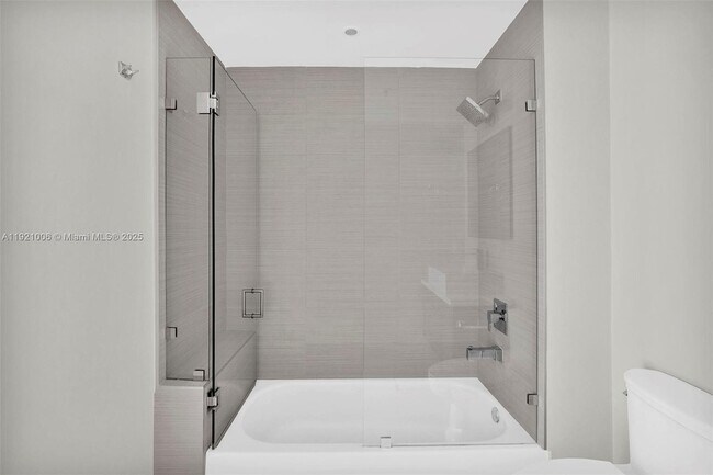 Building Photo - 1010 SW 2nd Ave