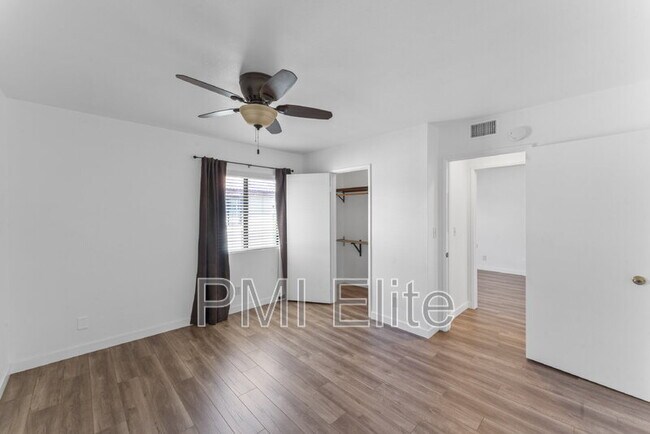 Building Photo - 18182 W Sundowner Way