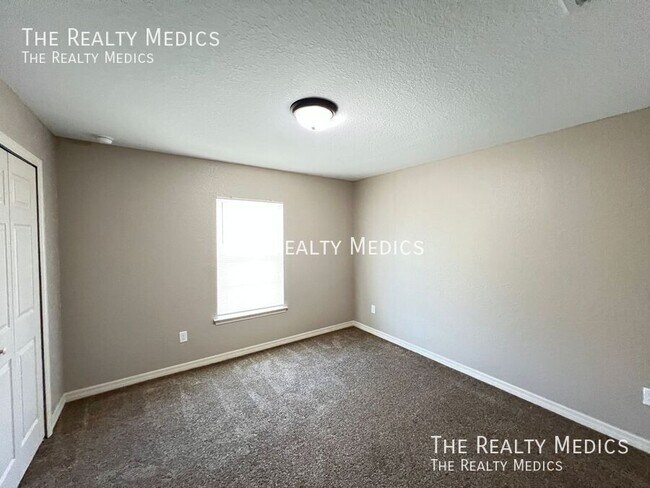 Building Photo - 16147 SW 17th Ave