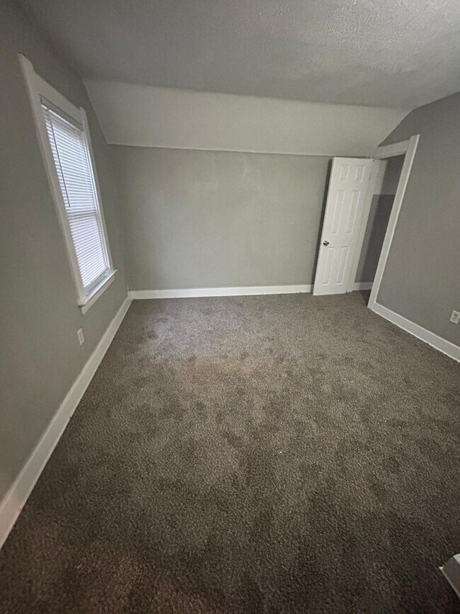 Building Photo - Rent ready!