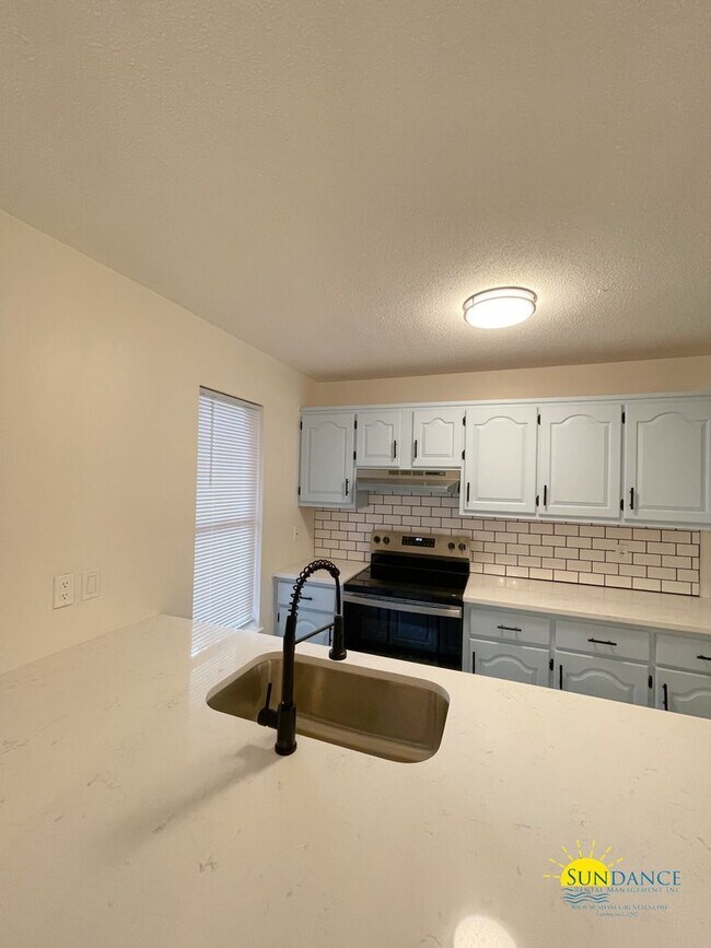 Building Photo - Newly Renovated 2BR Townhouse in Fort Walt...