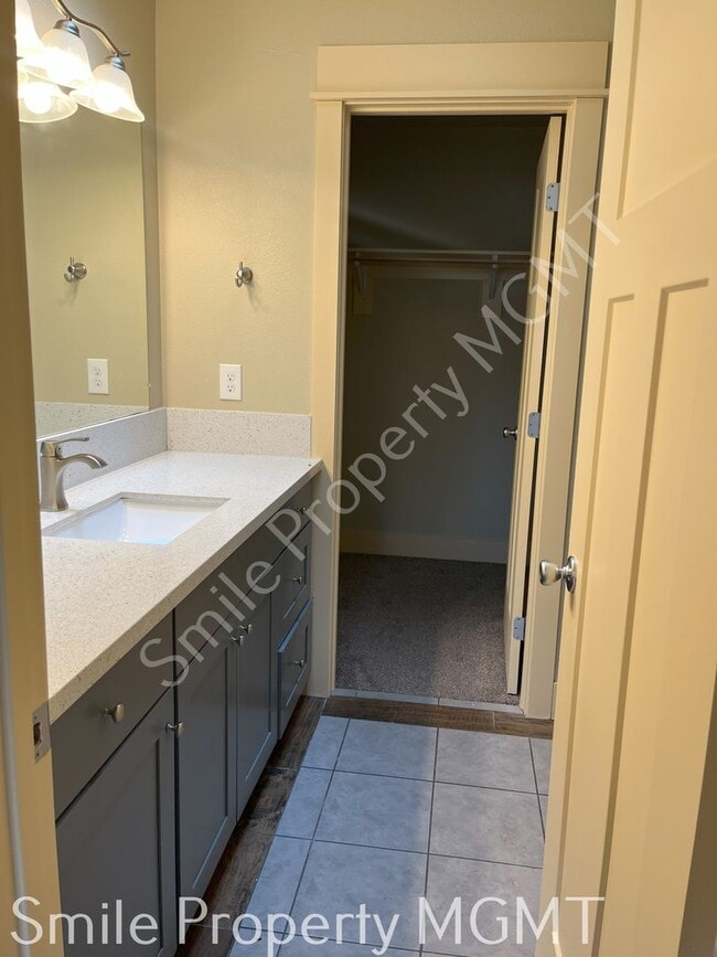 Building Photo - single house