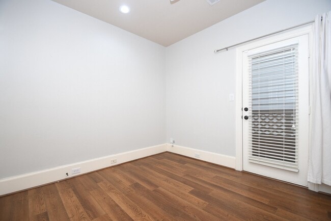 Building Photo - 1222 W 17th St