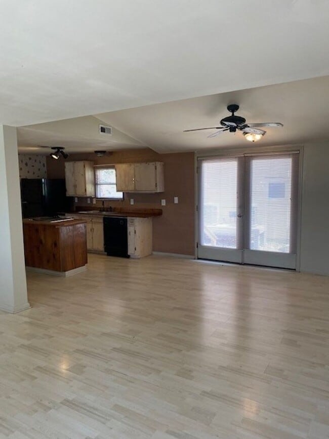Building Photo - Introducing a charming 3-bedroom, 2-bathroom house located in the desirable Carolina Beach, NC.