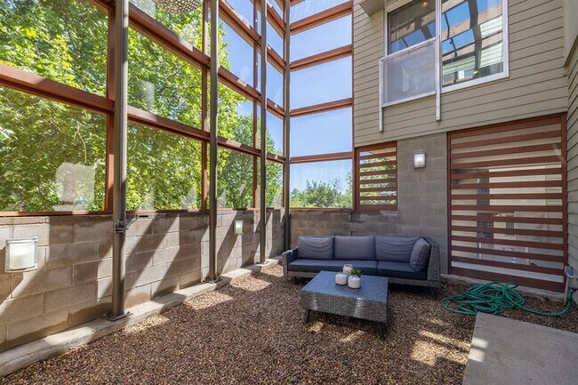 Building Photo - 2801 Oak Crest Ave
