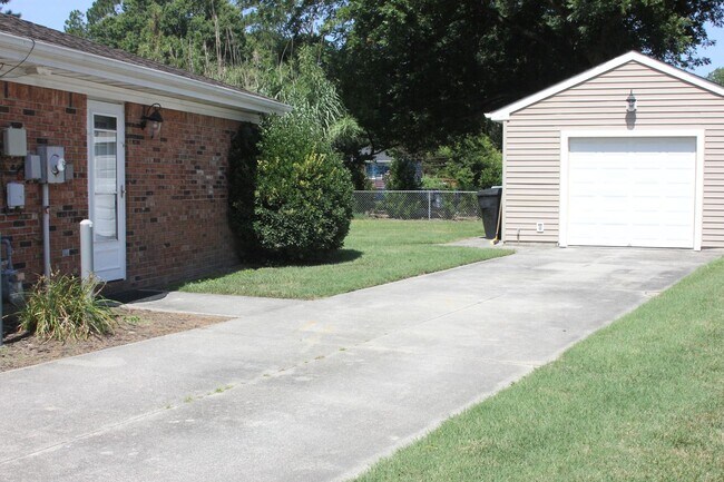 Building Photo - Beautiful Single Family Home in Great Neck Estates