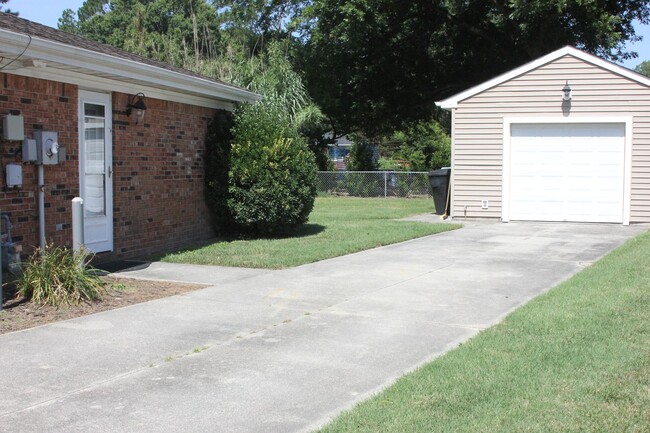 Building Photo - Beautiful Single Family Home in Great Neck...