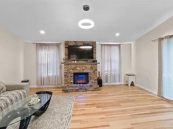 Building Photo - 15 Ancona Rd