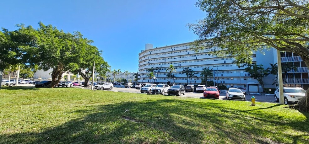 Building Photo - 1670 NE 191st St