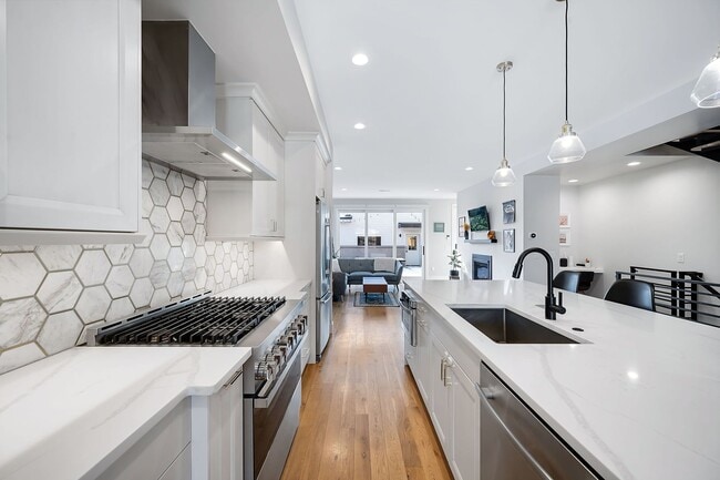 Building Photo - Modern 4BD, 4BA Home With 2-Car Garage, On...