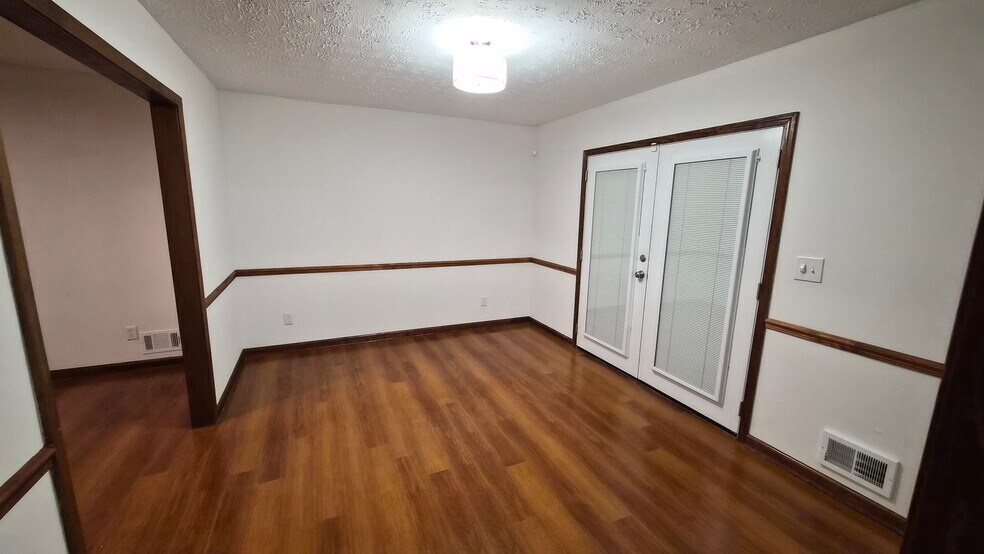 Building Photo - 490 Julius Dr