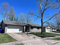 Building Photo - Looking for a shorter lease term? Available for 6-9 month lease.