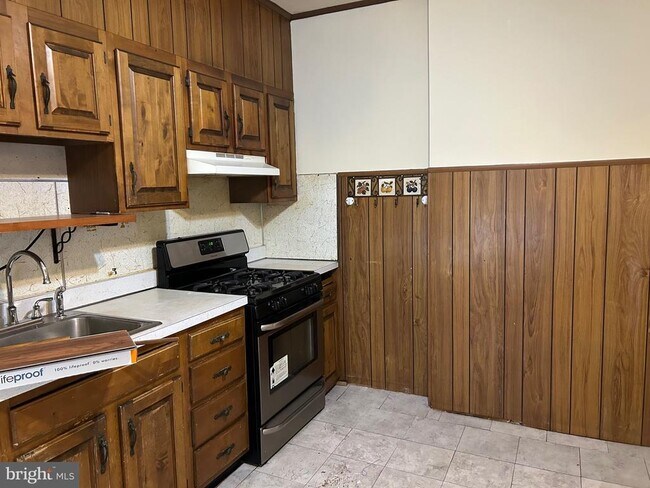 Building Photo - 1049 Genesee St