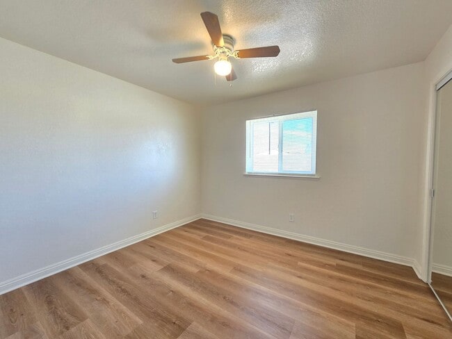 Building Photo - For Rent in California City – 3 Bed / 2 Ba...
