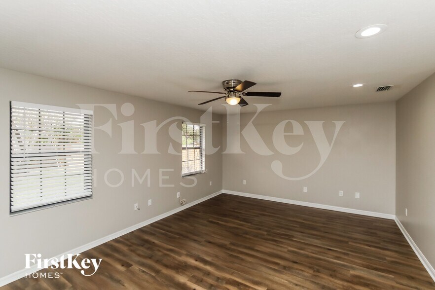 Building Photo - 419 Seahorse Cir SE