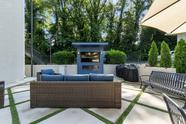 Building Photo - Furnished 1BR Studio w/ Fireplace & Deck – Prime Location!