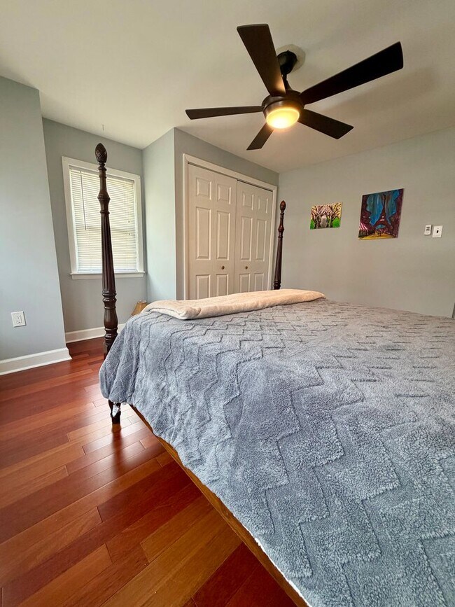 Building Photo - Stunning 4-Bed/2-Bath Home in the heart of Lansdowne! Available First Week of September!