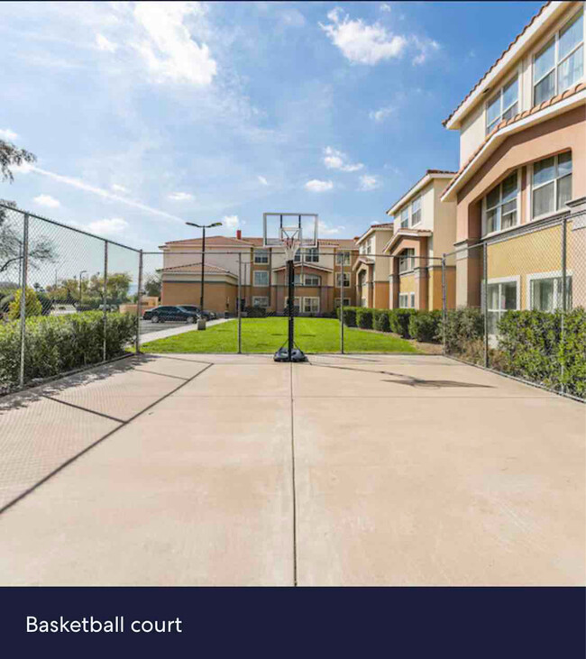 Building Photo - 9880 N Scottsdale Rd