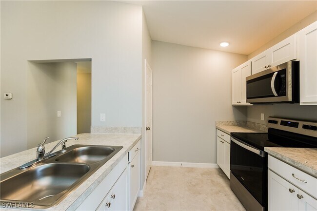 Building Photo - 858 Carbon St E