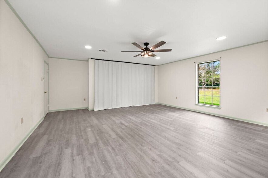 Building Photo - 9556 Fairway Dr