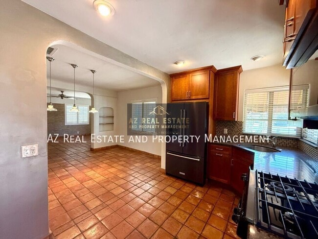 Building Photo - 1630 N Laurel Ave