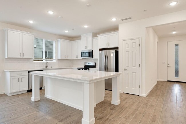 Building Photo - 2143 N Renn Ave